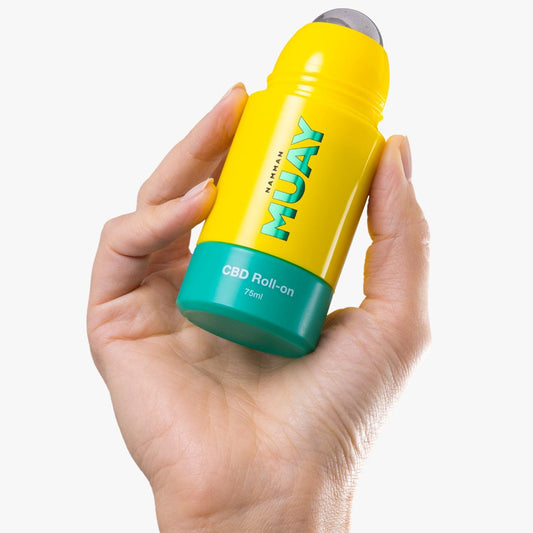 Roll-On Namman Muay tenu dans une main